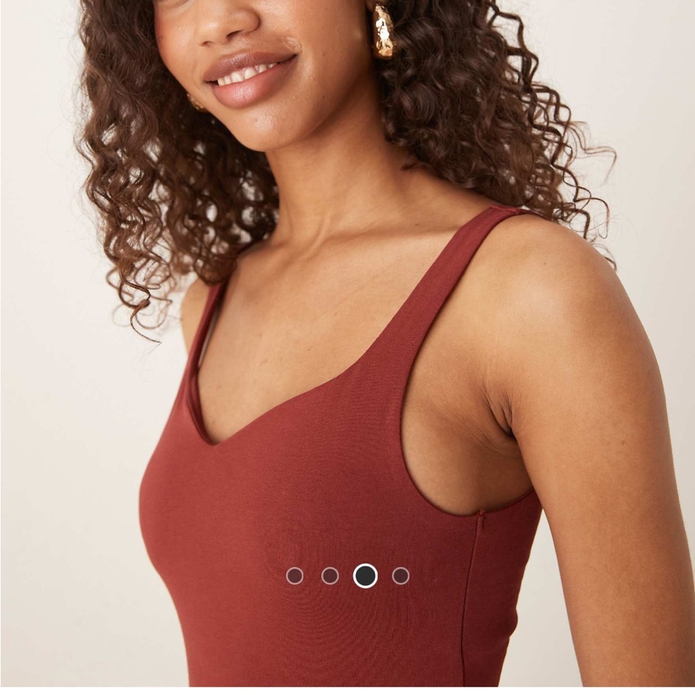 Elegant Sleeveless Dress in Rich Burgundy - Picture 3 of 4